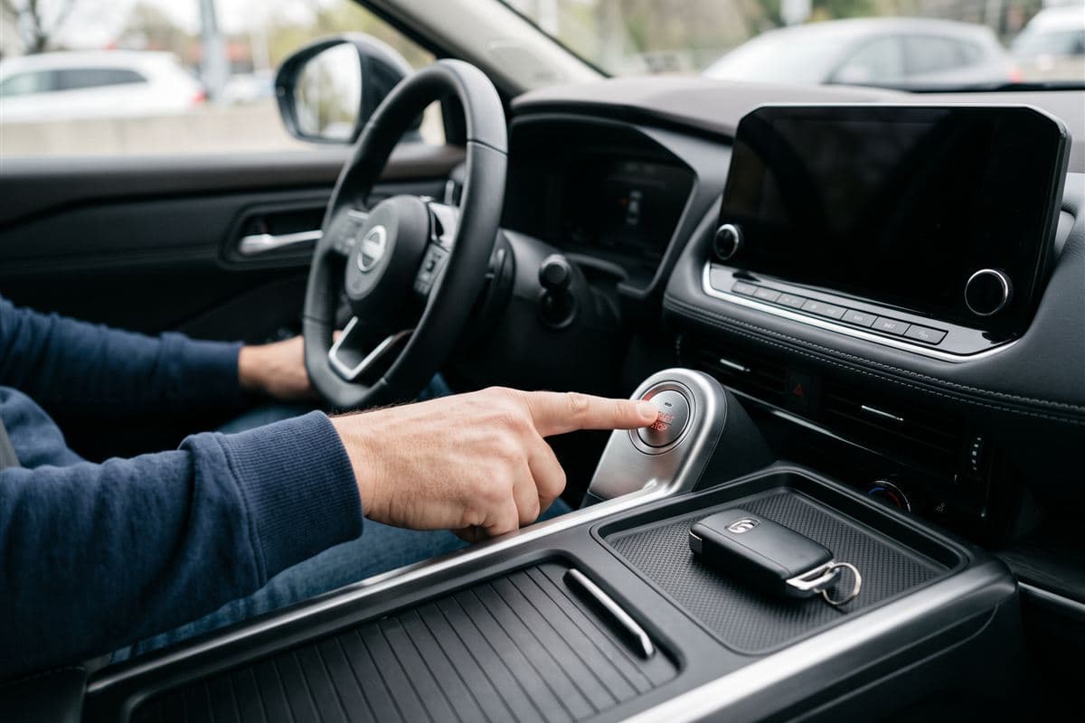 Arranque de un coche con llave de proximidad keyless pulsando el botón de encendido