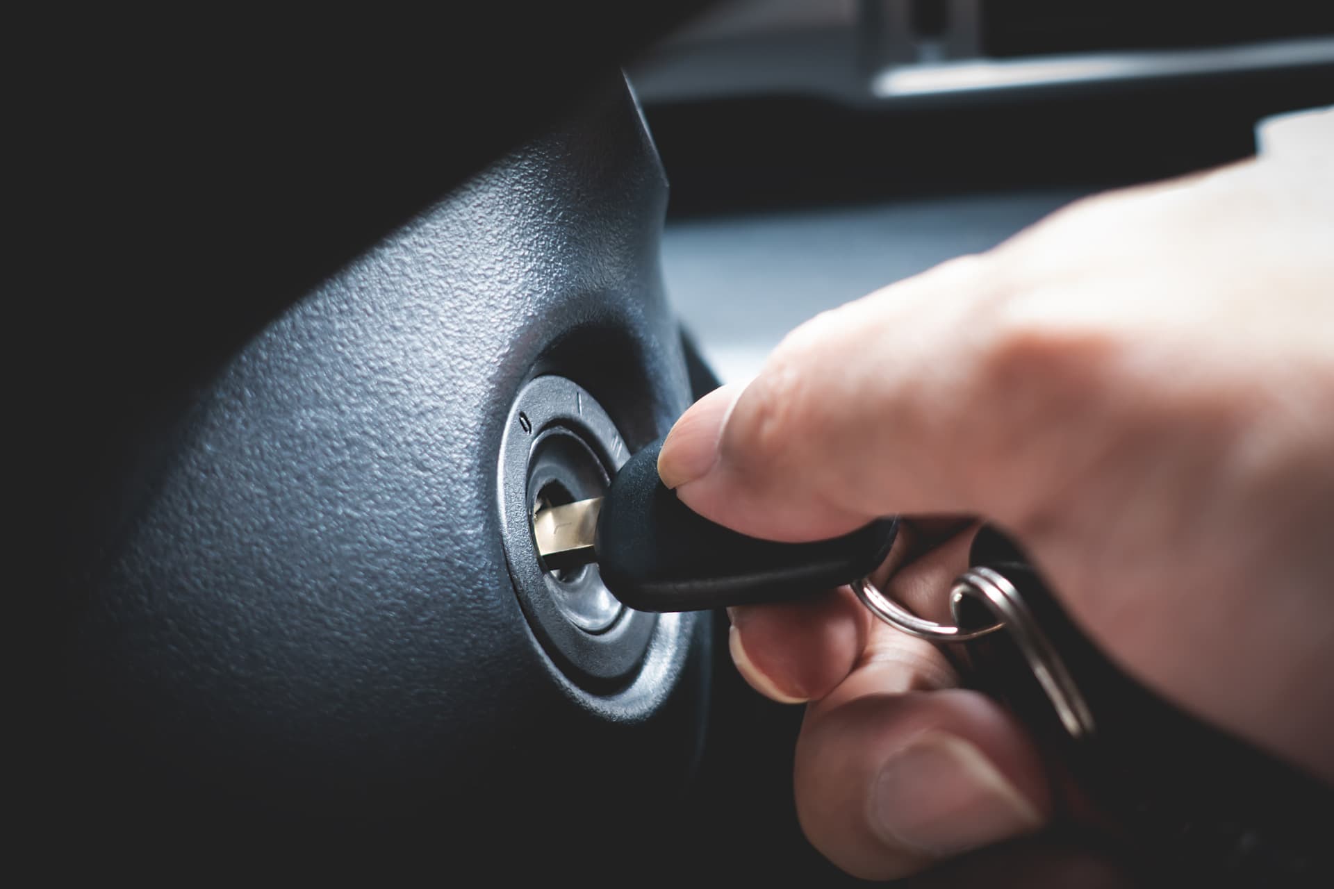 Llave con chip girando en el contacto de un coche para sincronizarla